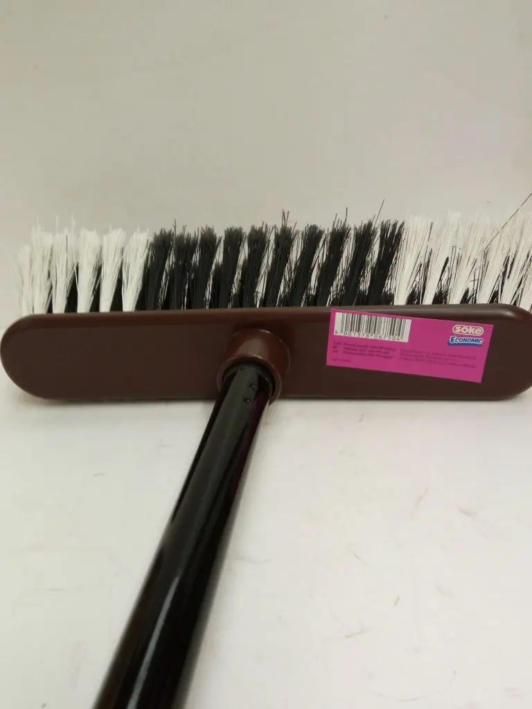 Söke Smeták hnědý a červený s tyčí