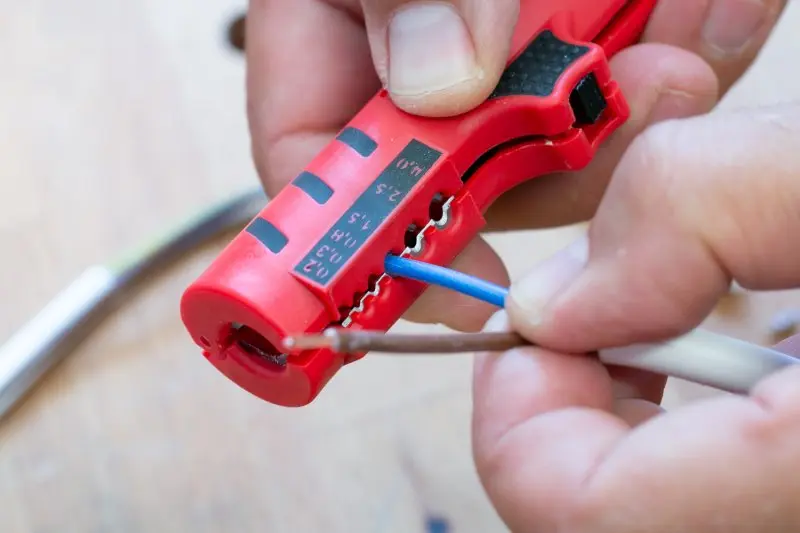 Odizolovač FESTA na kabely 8-13mm a vodiče 0,2-4mm