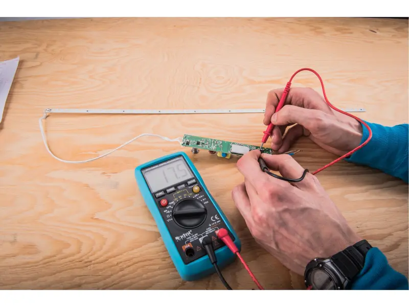 multimetr digitální s automatickou volbou rozsahů