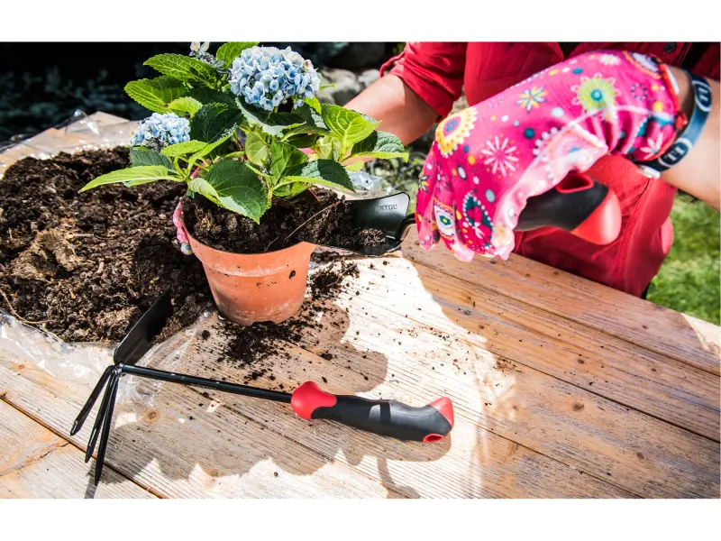 rukavice zahradní polyesterové, polomáčené v nitrilu, velikost 7