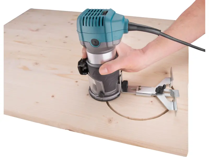 frézka multifunkční, 710W, konstantní síla a otáčky, pozvolný start