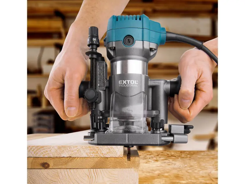 frézka multifunkční, 710W, konstantní síla a otáčky, pozvolný start