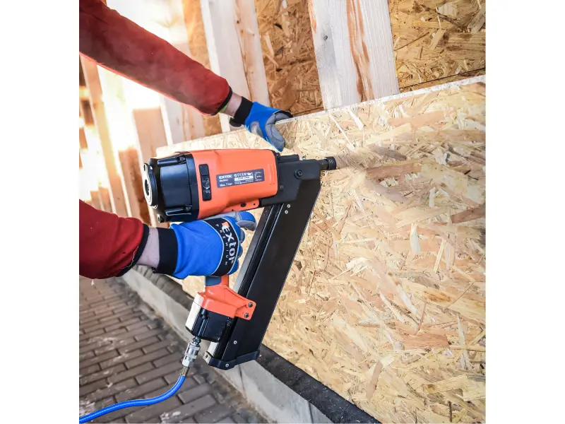 hřebíkovačka na konstrukce, pneu