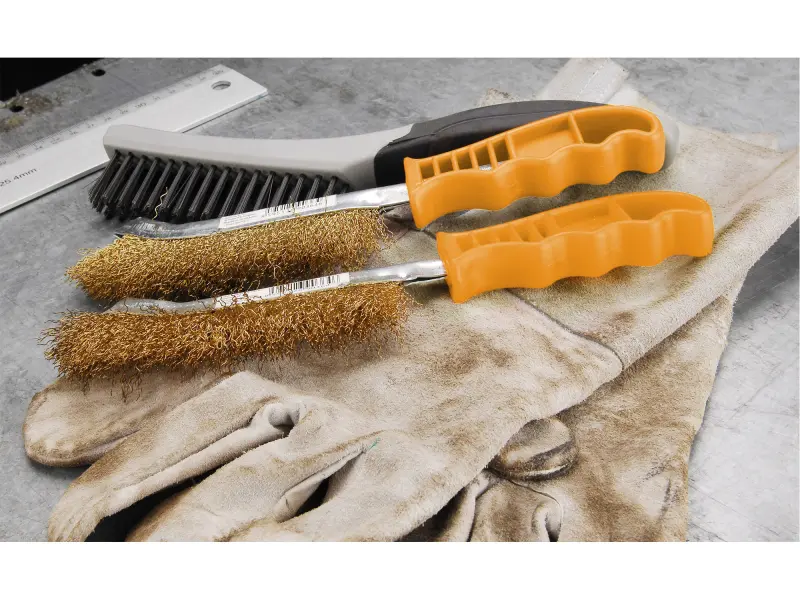 kartáč ocelový pomosazený, plastová rukojeť, 240mm