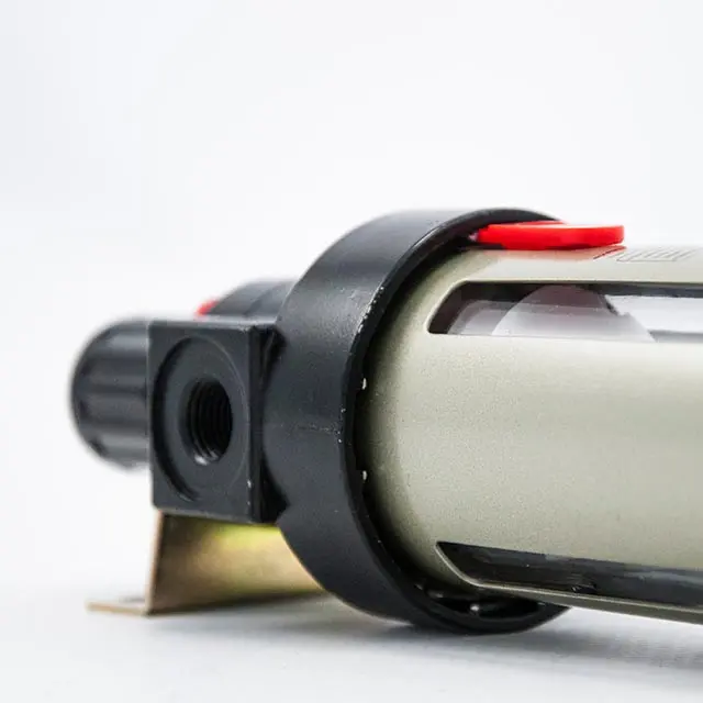 Vzduchový filtr s regulátorem